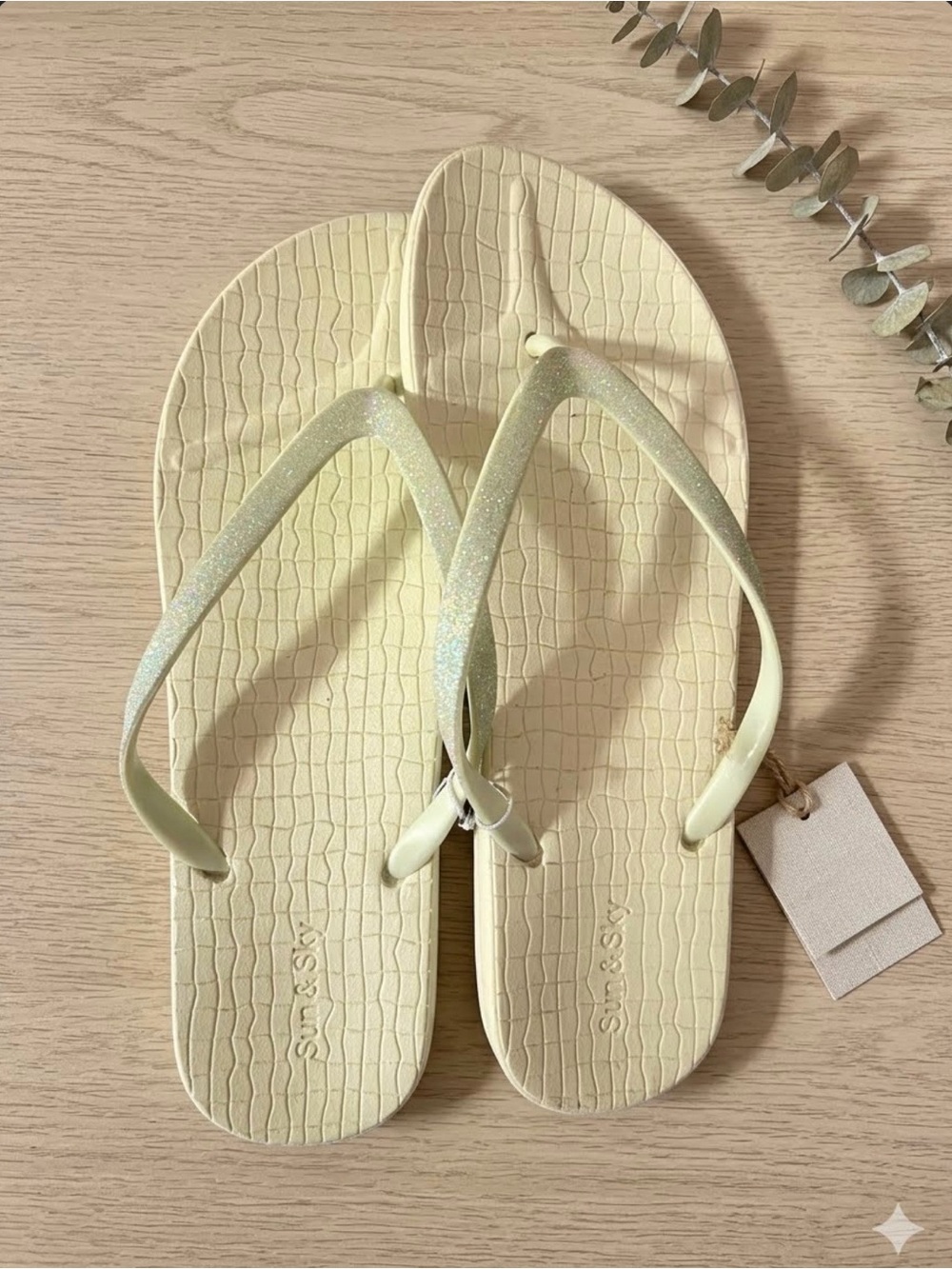 Sun & Sky greenish yellow glitter flip flops w/ crocodile texture soles